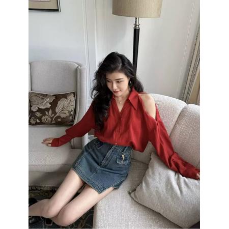 BY10826# 港风穿搭露肩红色衬衫春装女款新款设计感法式小资别致上衣 服裝批發女裝批發服飾貨源