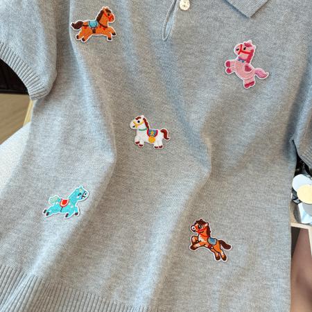 BY10928# 重工小马刺绣翻领短袖针织衫夏季新款潮流时尚百搭显瘦上衣潮 服裝批發女裝批發服飾貨源