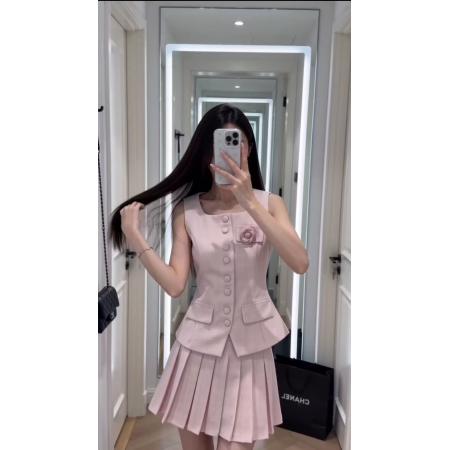 小香风穿搭温柔风气质立体花朵方领粗花呢背心上衣两件套百褶短裙  服裝批發女裝批發服飾貨源