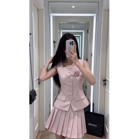 小香风穿搭温柔风气质立体花朵方领粗花呢背心上衣两件套百褶短裙  服裝批發女裝批發服飾貨源