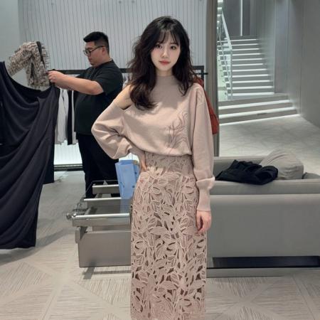 春季搭配一整套大码胖mm粉色露肩针织衫镂空半身裙甜美漂亮套装女  服裝批發女裝批發服飾貨源