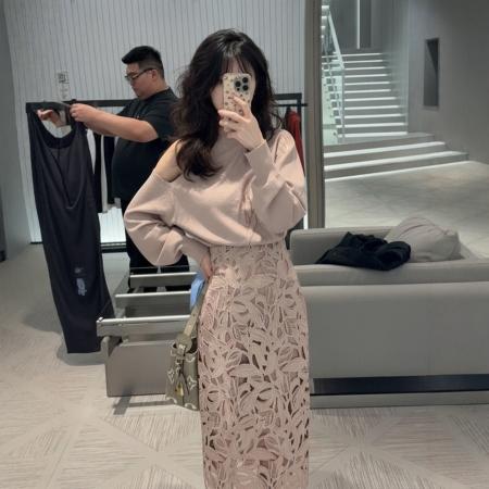 春季搭配一整套大码胖mm粉色露肩针织衫镂空半身裙甜美漂亮套装女  服裝批發女裝批發服飾貨源