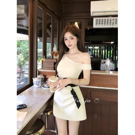 画解WAHJU灵感点缀早春黑白拼接蝴蝶结斜肩设计千金风a字连衣裙  服裝批發女裝批發服飾貨源