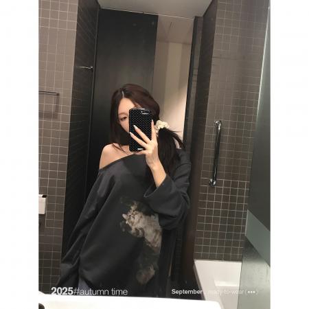 猫咪印花宽松套头休闲斜肩露肩卫衣女秋季美式小众上衣  服裝批發女裝批發服飾貨源