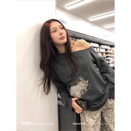 猫咪印花宽松套头休闲斜肩露肩卫衣女秋季美式小众上衣  服裝批發女裝批發服飾貨源