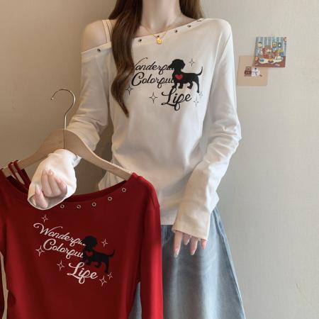 BY11200# 大码红色斜肩字母印花长袖T恤女打底衫露肩设计感内搭上衣春 服裝批發女裝批發服飾貨源