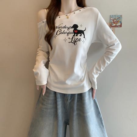 BY11200# 大码红色斜肩字母印花长袖T恤女打底衫露肩设计感内搭上衣春 服裝批發女裝批發服飾貨源