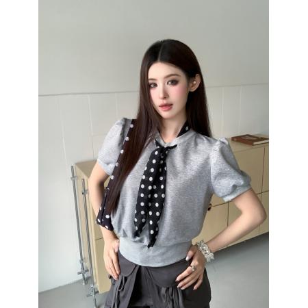 BY11206# 春季ILLIT女团minju同款复古时髦V领波点丝巾泡泡袖T恤 服裝批發女裝批發服飾貨源