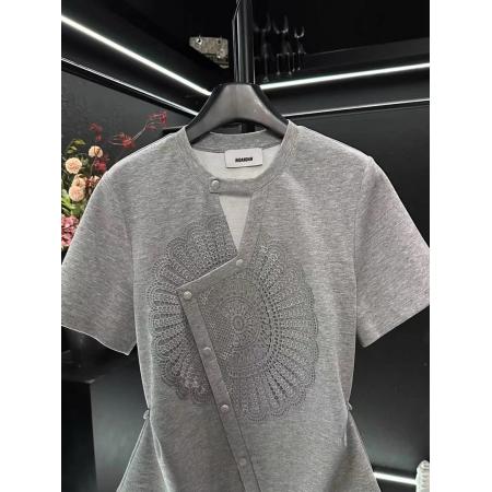 BY11245# 夏季新款新中式复古刺绣短袖女设计感减龄正肩显瘦上衣 服裝批發女裝批發服飾貨源