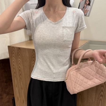 BY11262# 春季新款休闲风正肩字母刺绣V领短袖T恤女修身显瘦百搭上衣 服裝批發女裝批發服飾貨源