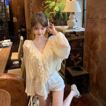 米白色蕾丝拼接v领长袖衬衫女春季荷叶边法式衬衣设计感宽松上衣  服裝批發女裝批發服飾貨源