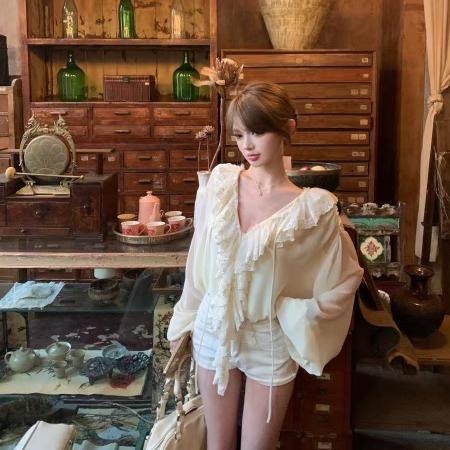 BY11569# 米白色蕾丝拼接v领长袖衬衫女春季荷叶边法式衬衣设计感宽松上衣  服裝批發女裝批發服飾貨源