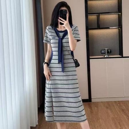 条纹连衣裙开叉设计感肩带山茶花遮肉显瘦时尚休闲中长款大码  服裝批發女裝批發服飾貨源