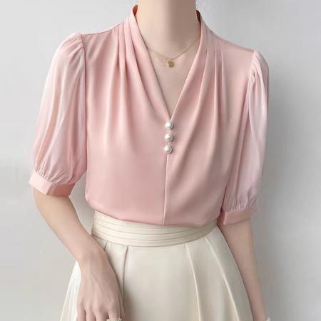 网图泡泡袖樱花粉缎面衬衫女夏季新款职业通勤法式气质v领上衣  服裝批發女裝批發服飾貨源