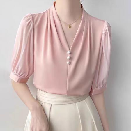 网图泡泡袖樱花粉缎面衬衫女夏季新款职业通勤法式气质v领上衣  服裝批發女裝批發服飾貨源