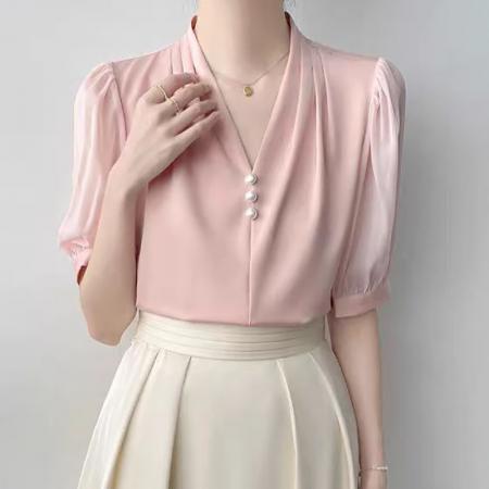 网图泡泡袖樱花粉缎面衬衫女夏季新款职业通勤法式气质v领上衣  服裝批發女裝批發服飾貨源