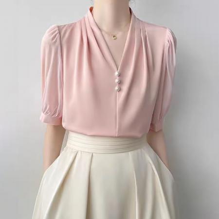 网图泡泡袖樱花粉缎面衬衫女夏季新款职业通勤法式气质v领上衣  服裝批發女裝批發服飾貨源