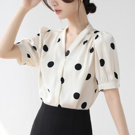 法式复古波点V领衬衫短袖女夏季新款玫瑰花系带缎面通勤上衣  服裝批發女裝批發服飾貨源