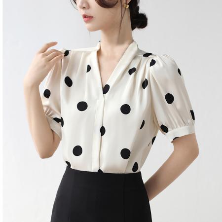 法式复古波点V领衬衫短袖女夏季新款玫瑰花系带缎面通勤上衣  服裝批發女裝批發服飾貨源