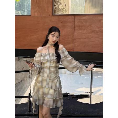 BY11730# 春夏新款气质露肩荷叶边女薄款连衣裙温柔氛围感格纹雪纺女裙 服裝批發女裝批發服飾貨源