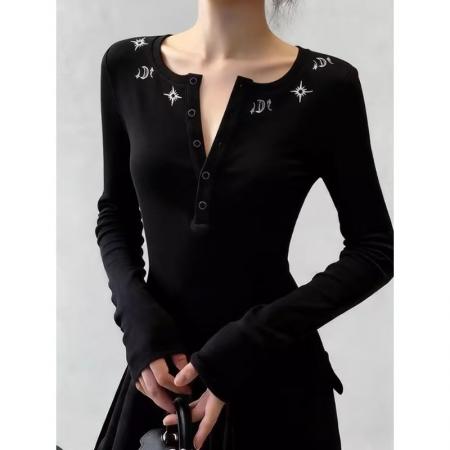 BY11753# 莫代尔-美式ins黑色刺绣亨利领纽扣长袖T恤女春季款修身显瘦上衣 服裝批發女裝批發服飾貨源