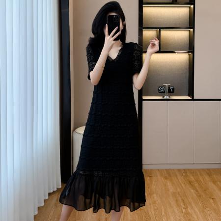 BY11841# 高端轻奢蕾丝肌理感连衣裙女夏大码法式优雅气质v领超显瘦小黑裙 服裝批發女裝批發服飾貨源