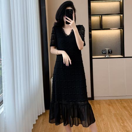 BY11841# 高端轻奢蕾丝肌理感连衣裙女夏大码法式优雅气质v领超显瘦小黑裙 服裝批發女裝批發服飾貨源
