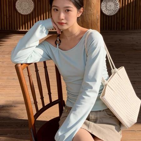 BY11958# 韩系早春甜辣风浅蓝色斜肩上衣女春季新款长袖T恤设计感小众 服裝批發女裝批發服飾貨源