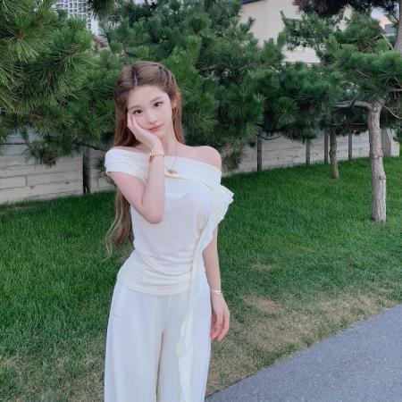 BY12028# 天丝螺纹一字肩短袖t恤女纯欲性感不规则荷叶边斜肩飘带上衣 服裝批發女裝批發服飾貨源