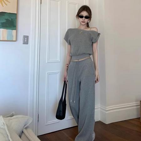 BY12052# 纯欲风斜领露肩短袖T恤女春季时尚套装宽松阔腿休闲裤白色两件套 服裝批發女裝批發服飾貨源