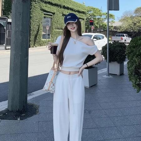 BY12052# 纯欲风斜领露肩短袖T恤女春季时尚套装宽松阔腿休闲裤白色两件套 服裝批發女裝批發服飾貨源