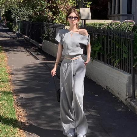 BY12052# 纯欲风斜领露肩短袖T恤女春季时尚套装宽松阔腿休闲裤白色两件套 服裝批發女裝批發服飾貨源