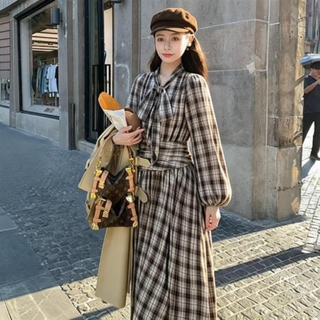 BY12055# UM咖色格纹长袖连衣裙女秋季优雅气质蝴蝶结系带显瘦休闲度假长裙 服裝批發女裝批發服飾貨源