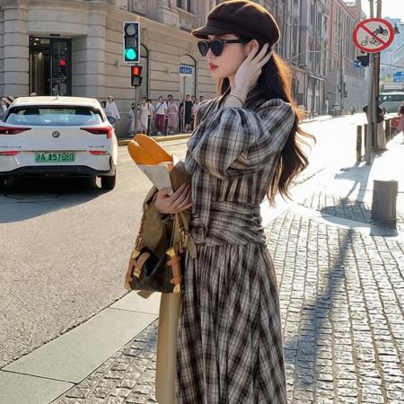 BY12055# UM咖色格纹长袖连衣裙女秋季优雅气质蝴蝶结系带显瘦休闲度假长裙 服裝批發女裝批發服飾貨源