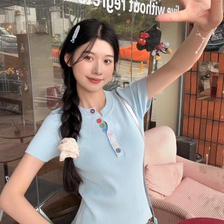 BY12088# 甜美风蓝色正肩针织短袖女夏季彩色纽扣半开领修身百搭薄款小上衣 服裝批發女裝批發服飾貨源