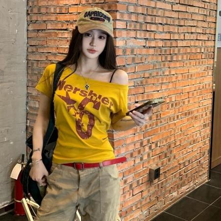 辣妹斜肩短袖t恤女夏季字母印花显瘦休闲性感斜领露肩一字肩上衣 服裝批發女裝批發服飾貨源