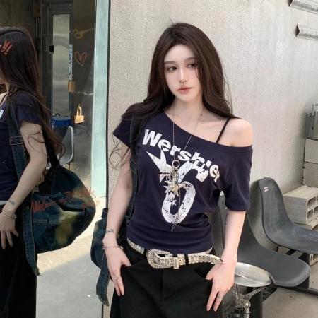 BY12140# 辣妹斜肩短袖t恤女夏季字母印花显瘦休闲性感斜领露肩一字肩上衣 服裝批發女裝批發服飾貨源