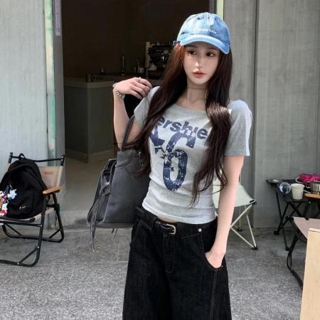 BY12140# 辣妹斜肩短袖t恤女夏季字母印花显瘦休闲性感斜领露肩一字肩上衣 服裝批發女裝批發服飾貨源