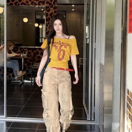 BY12140# 辣妹斜肩短袖t恤女夏季字母印花显瘦休闲性感斜领露肩一字肩上衣 服裝批發女裝批發服飾貨源