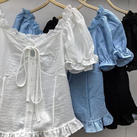 BY12156# 新款度假风夏季洋气轻法式V领捏褶泡泡袖花边小衫女上衣 服裝批發女裝批發服飾貨源