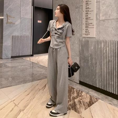 新灰色运动休闲套装夏季时尚减龄活泼俏皮短袖阔腿裤两件套 服裝批發女裝批發服飾貨源