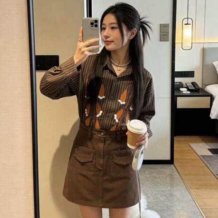 BY12242# 老钱风气质设计感刺绣条纹长袖上衣女新款衬衫内搭＋半身裙 服裝批發女裝批發服飾貨源