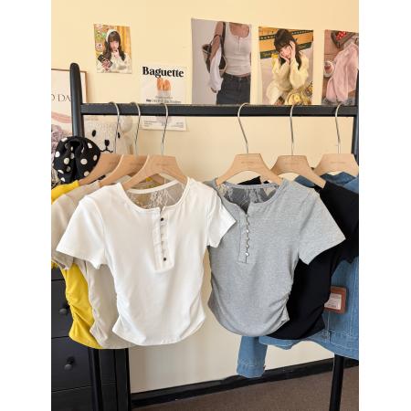 春季新款韩版设计感胸前扣子后背蕾丝拼接T恤上衣女 服裝批發女裝批發服飾貨源