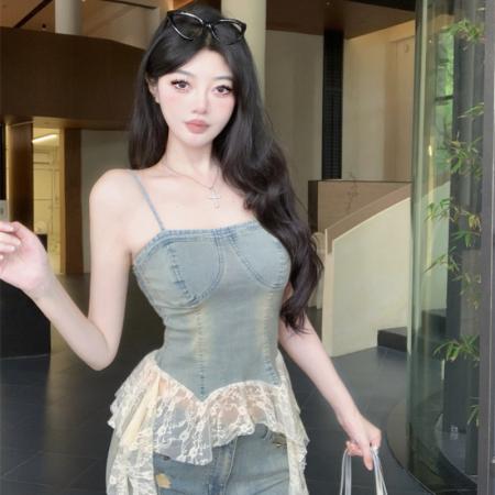 BY12353# 辣妹纯欲风水洗牛仔蕾丝拼接设计感小众时髦显瘦露肩吊带上衣 服裝批發女裝批發服飾貨源