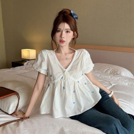 BY12366# 原面料做工刺绣-短款泡泡袖棉麻上衣娃娃衫v领短袖衬衫 服裝批發女裝批發服飾貨源