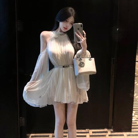 BY12404# 白月光露肩挂脖雪纺连衣裙女压褶镶钻喇叭袖宽松显瘦含腰带女神裙 服裝批發女裝批發服飾貨源