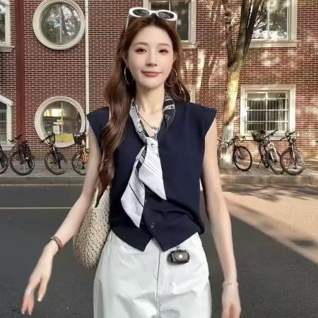 BY12440# 韩系通勤穿搭配丝巾v领针织开衫t恤女夏季宽松显瘦高级感无袖上衣 服裝批發女裝批發服飾貨源