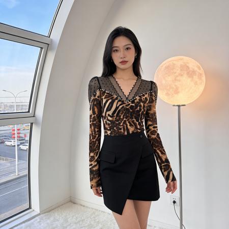 BY12473# 新款豹纹网纱印花设计镂空花边镶钻修身显瘦时尚V领性感美背小衫 服裝批發女裝批發服飾貨源