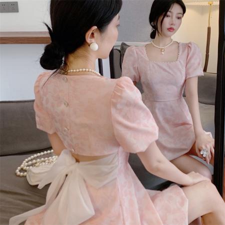 BY12489# 法式复古珍珠方领连衣裙蓬松露背系带蝴蝶结收腰气质裙子 服裝批發女裝批發服飾貨源