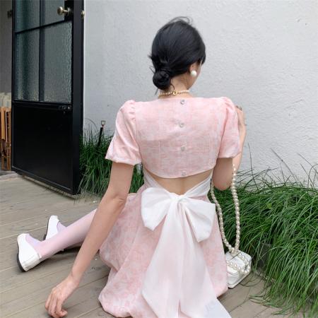 BY12489# 法式复古珍珠方领连衣裙蓬松露背系带蝴蝶结收腰气质裙子 服裝批發女裝批發服飾貨源